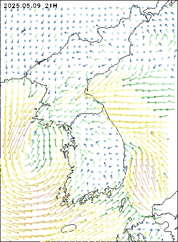 2025-05-09 21 : 00